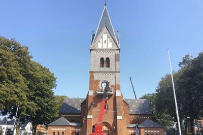 Herning Kirke får i denne tid renoveret kirketårnet, og derfor ser tårnet lysere ud end resten af kirken. Arbejdet er slut om en måneds tid. FOTO: PALLE HEERING NIELSEN