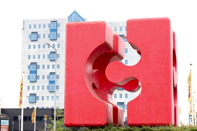Tusindvis af turister er denne sommer kørt til Merkurvej og ind ved herningCentrets velkendte røde logo. FOTO: CHRISTIAN SJURMAN