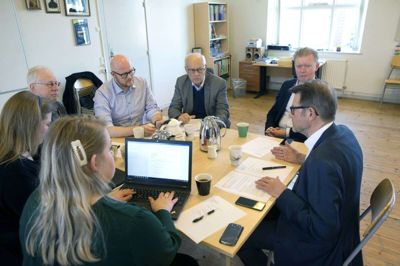 Line Nordentoft og Rikke Ramm Eberlein fra Den Jyske Sangskole, lokalhistoriker og altmuligmand Kurt H. Jørgensen, kommunens kulturchef Søren Juul Baunsgaard, entreprenør Kurt Poulsen, sangskole-chef Mads Bille og tidligere borgmester Helge Sander udgør arbejdsgruppen, der nu får en operafestival til Herning. Foto: Tom Laursen