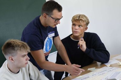 Kristian Holm (t.h.) og Jonathan Nyborg Nielsen diskuterer problemstillingen med Marc Mortensgaard, der var coach i forbindelse med »Innovationsdage«. Foto: Henrik Ole Jensen
