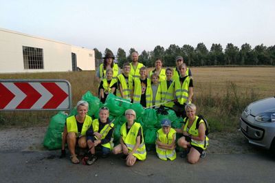 En gruppe væbnere, seniorvæbnere og seniorer samt forældre og ledere fra Tjørring FDF har samlet affald op i skovområdet omkring HI Park. Foto: Privatfoto
