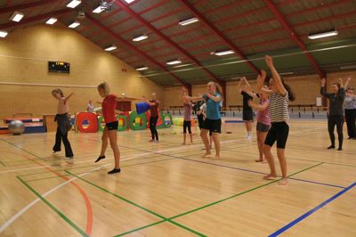 Gymnastikkens Dag i Bording var blandt de tilbud, som afrundede bevægelsesugen i Ikast-Brande Kommune. Her blev der budt på en introduktion i rytmisk gymnastik, og i baggrunden er der mulighed for at boltre sig på motorikbanen. Foto: Thomas Vang Nielsen