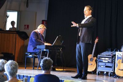 De to operasangere Helene Hvass Hansen og Palle Knudsen, billedet, kom på scenen, når der var gevinst i bankospillet i Huset No7, mens Keld og Hilda Heick læste numre op. På piano er det Ulrich Stærk. Foto: Tom Laursen