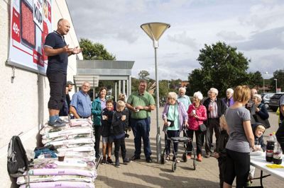 Jan Grünberger bød velkommen til de mange, der mødte frem foran Daglibrugsen for at få pølser, øl, vand og en snak. Foto: Tom Laursen Tom Laursen