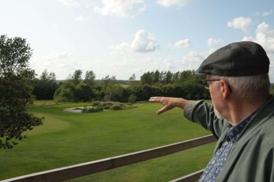 Velplejede roemarker er skiftet ud med velplejede golfhuller i det bakkede istidslandskab ved Remmevej syd for Ikast. 77-årige Erik Lund Nielsen guider os rundt i området, hvor han trådte sine barnesko og senere drev landbrug i Grødde samt hjalp med markerne på den nabogård, der i dag er golfklubbens klubhus. Foto: Thomas Vang Nielsen