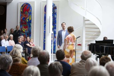De lokale sangere Anders Christensen og Cæcilie Cramon synger blandt andet Mozart, mens Kristian Marius Andersen spiller, i en propfyldt sal som optakt til præsentationen af et nykomponeret værk af Ditte Rønn. FOTO: TOM LAURSEN