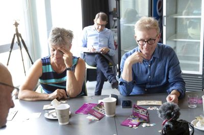 Helge Sander var med til samtlige arrangementer. Her ses han til operabingo - Dorte og Mads Bille styrer pladerne. Foto: Tom Laursen
