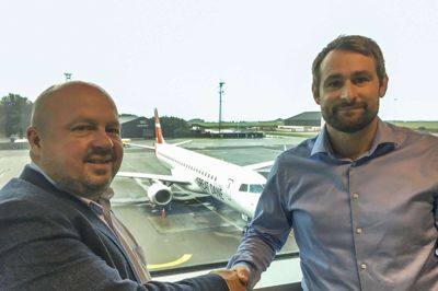 Peder Hornshøj og Thomas Hugo Møller giver håndslag på den trecifrede millionkontrakt i Aalborg Lufthavn. Foto: Pr-foto