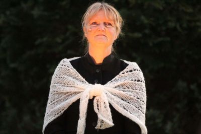 Lisbeth Morsing indledte aftenen med at synge om den tyske flyveplads.