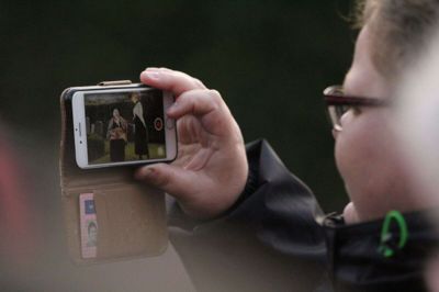 Det er ikke tit, at Ane Marie fra Barslund Mark træder levende frem på kirkegården, så det måtte filmes. FOTO: Henrik Lind Jørgensen