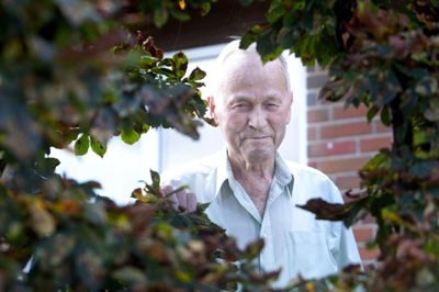 Jørgen Lindholm Sørensen fejrer 90-årsfødselsdag i dag, torsdag 5. september. Han passer selv både hus og have på Elme Allé i Kibæk - det udvendige med hjælp fra en robotplæneklipper og en gasbrænder til ukrudtet og det huslige med den varme mad leveret udefra. Foto: Tom Laursen Tom Laursen