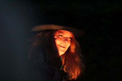 Anne Quist fortalte et eventyr fra Grove. »Mød mig i mørket« begyndte i dagslys, men mørket faldt på i løbet af de fem kvarter, rundturen på kirkegården - og besøget i kirken - varede. Henrik Lind Jørgensen