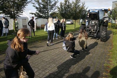 Vibeke Hørstrup, Mie Sønderup og Sofie Pedersen fra Tjørring var en tur forbi landmandsuddannelsen, hvor elever fra Agroskolen i Hammerum havde medbragt både traktor og kyllinger. - Vi synes alle, at dyr er spændende. Derfor har vi været landmandsuddannelsen. Men vi har også været forbi SOSU og Kontor og Handel, sagde 14-årige Vibeke Hørstrup, der går på Lundgårdsskolen. Foto: Flemming Hansen Flemming Hansen