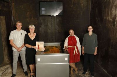 Hammerum-pigens grav er her flankeret af fra venstre museumsinspektør Martin Winther Olesen, seniorforsker Tinna Møbjerg, arkæologistuderende Line Jørgensen og museets konstituerede leder, Kristina Holm-Jensen. foto: henrik ole jensen henrik ole jensen