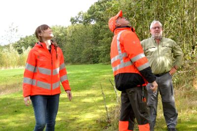 Daniela Schmidt Soorpana, Leon Christensen og John Toft Kristensen godkender den rigtige gren til det nye ugle-bo. Foto: Laila Kempel Laila Kempel
