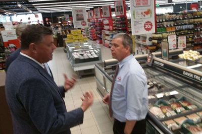 Købmand Søren Hansen hos Meny på Dæmningen i Herning kunne fortælle fødevareminister Mogens Jensen (S), at forbrugerne i stigende grad køber svinekød og kylling mærket med grønne hjerter for dyrevelfærd. Fra 2020 skal okse- og kalvekød og mælk også mærkes, alt efter hvor meget plads kvæget har, og hvor længe køerne går sammen med deres kalve. Foto: Jesper Wind