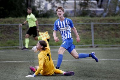 Elegant lobber Thomas Lauritsen bolden henover Marienlysts målmand, Marcus Sørensen, men den blændende aktion gav ingen scoring. Bolden ramte overliggeren. Foto: Henrik Ole Jensen