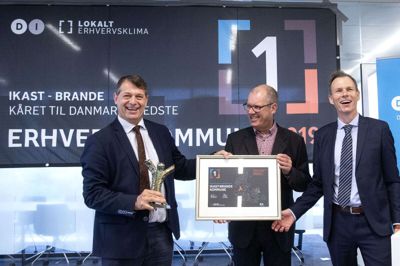 Selvom de alle tre har prøvet det før, var glæden alligevel stor, da DI tirsdag morgen kunne tildele Ikast-Brande Kommune prisen som årets mest erhvervsvenlige kommune - for niende gang på 10 år. Fra venstre er det borgmester Ib Lauritsen (V), formanden for Dansk Industri Midt Vest, Claus Arberg, og Kent Damsgaard, direktør hos Dansk Industri. Foto: Tom Laursen