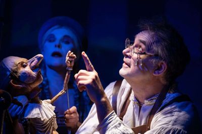 Den sekskantede sal på Herning Højskole lægger rammer til, når Team Teatret på søndag viser historien om Pinocchio for store børn og deres voksne. Foto: Søren Meisner