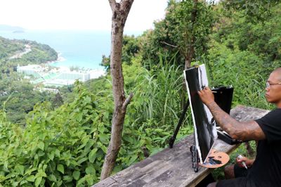 Quang Ramsing Fleuret i de thailandske bjerge. Han er ved at male Jokeren fra »Batman« i Heath Ledgers skikkelse. Foto: Privatfoto