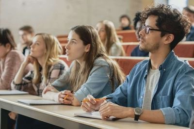 Der venter mange udfordringer som ny studerende på en videregående uddannelse, men der er også hjælp at hente. Modelfoto: Adobe Stock.