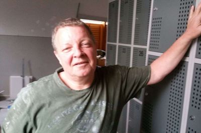 Tim Fruergaard ved de nøgleskabe, som gæsterne i den kommende swingerklub »Bella Fantasia« i Simmelkær skal lægge deres tøj i. Gæsterne skal også låse deres mobiltelefon inde. Det skal sikre gæsternes anonymitet. foto: jesper wind