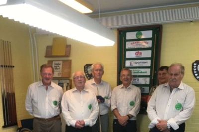 To af Vildbjergs hold fra pensionistturneringen mødte hinanden i den første kamp. Fra venstre er det: Aksel Jacobsen, Villy Mortensen, Kurt Madsen, Keld Thorup, Bente Spandet og formand Kaj Pedersen. Foto: Privatfoto