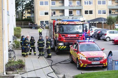 Brandvæsen og politi rykkede talstærkt ud, da der torsdag eftermiddag blev meldt om brand i en boligblok på Holtbjerg. Foto: Tom Laursen Tom Laursen