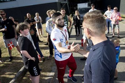 I Herning Brydeklub er stoltheden over Rajbek Bisultanov og hans succes stor. Her bliver han hyldet af medlemmerne efter EM-guldet for U23-brydere sidste år. Foto: Tom Laursen