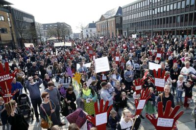 Lørdag 6. april var omkring 1200 børn, forældre og bedsteforældre samlet til demonstration på Torvet i Herning for bedre normeringer i daginstitutioner. En ny indsamling af underskrifter skal minde Herning Byråd om ønsket om flere varme hænder. foto: flemming hansen