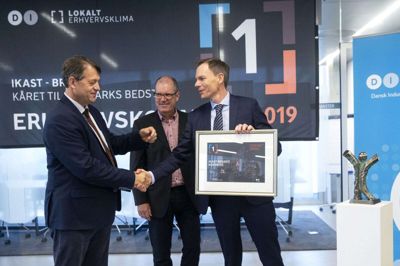 Overrækkelsen af prisen som landets mest erhvervsvenlige kommune til Ikast-Brande blev en af ugens store historier i Herning Folkeblad. Foto: Tom Laursen