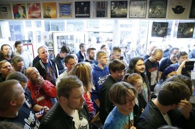 Det kan ind imellem gå vildt for sig, når der er instore-koncerter i pladeforretningen. Billedet er fra dengang Bæst kiggede forbi. Foto: Flemming Hansen