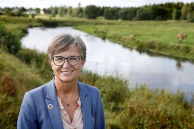 - Hvis man gerne vil være med til at ændre på tingene, er man også nødt til at ville tage ansvar. Jeg er blevet rigtig glad for det lokalpolitiske arbejde, hvor vi hele tiden er tæt på de mennesker og institutioner, vi beslutter noget for, siger Dorte West (V), der har plads i både byråd og regionsråd. Foto: Flemming Hansen Flemming Hansen