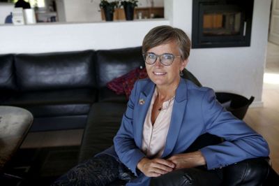 - Her er et stærkt fælleskab og nogle ildsjæle, der forstår, at hvis vi vil noget, kræver det en indsats, siger Dorte West om sin hjemby, Sdr. Felding. Som eksempler giver hun den gamle præstehave, der er omdannet til naturlegeplads med halmhus, og Dagmar Bio, der er blevet genskabt fra lukket biograf til et samlingssted for både byen og et meget stort opland, når der vises film eller bydes på koncerter. Foto: Flemming Hansen Flemming Hansen