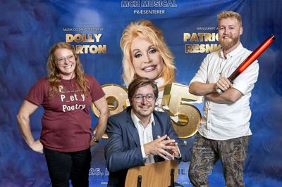 Skuespillerne til forårets musicalopsætning er endnu ikke offentliggjort, men Joan Altmann (tv.) og Morten Teglbrænder (th.) er klar til en tørn som frivillige med projektleder i MCH Musical Rasmus Steenberg (i midten) ved roret. Foto: MCH/Tony Brøchner
