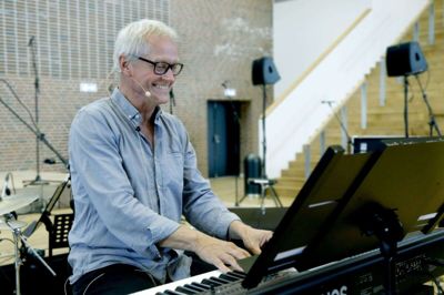 Jens Johansen er også lektor på Aarhus Universitet. Han brugte næsten en time på at øve en sang af Minds of 99 med eleverne. Det var hårdt, men samtidig også lærerigt og sjovt. Foto: Henrik Ole Jensen henrik ole jensen