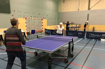 Alle kan være med, når seniorene spiller i Herning Bordtennisklub. Foto: Privatfoto