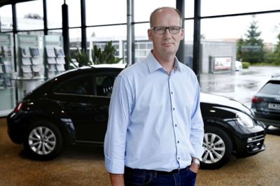 Niels Peder Kjærsgaard har netop rundet de 50 år, og på fredag fejrer han også sit firma, Ikast Automobiler A/S, der ligeledes bliver 50 år. Foto: Flemming Hansen Flemming Hansen