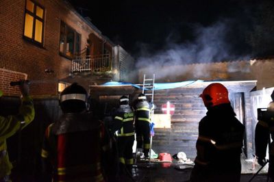Brand & Redning MidtVest blev i nat kaldt ud til en brand ved »Den våde høne« ved Blå Kors Varmestue. Foto: Holck-Photo