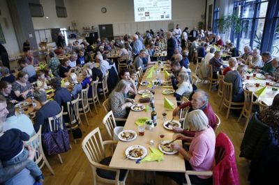 Deltagertallet ved den halvårlige fællesspisning var lidt lavere end normalt, da der også var høstfest på Møltrup Optagelseshjem. Foto: FLemming Hansen