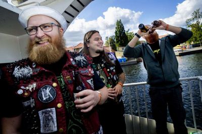 Veste med såkaldte patches hører til metaluniformen. Det gør øl i store mængder tilsyneladende også. Vi sad i øvrigt lige bag ved den storskæggede herre. Foto: Jakob Stigsen Andersen