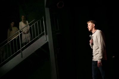 Jeff Wallentin var første mand på scenen. Bemærk at folk måtte stille sig helt op på trappen for at få plads. Foto: Flemming Hansen