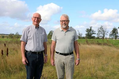 Niels Juhl Kristensen og Frede Nielsen takker af fra landbrugsrådgivningsvirksomheden Sagro efter henholdsvis 43 og 42 år »i marken« som økonomiske rådgivere. Foto: PR-foto