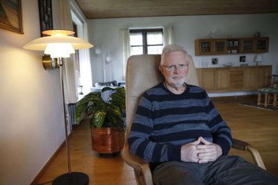 74-årige Viggo Lundtofte sidder hjemme i sin stue i Lind. Alene. Hans hustru er kommet på plejehjem, efter at hun for to år siden fik konstateret demens. En sygdom, der ikke kun rammer den demensramte, men som også rammer de pårørende. Selv om det er svært, prøver Viggo Lundtofte at tvinge sig selv til at tænke på noget andet end sygdommen. Foto: Flemming Hansen