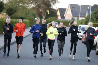 Fra venstre ses Magnus Meldgaard, Nicolai Holm, Mathias Hansen, løbetræner Anders Bonde, Freja Nielsen, Emma Frier, Andrea Holm og Sandra Aarslev. Foto: Flemming Hansen