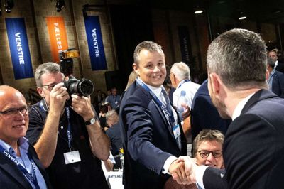 Lars Krarup lykønsker Jakob Ellemann-Jensen med formandsvalget ved Venstres landsmøde i Herning i 2019. Den opbakning lever stadig. Foto: Tom Laursen