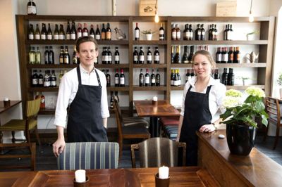 Casper Nielsen fra Bohème Vin & Madbar flytter restauranten hen over jul og nytår og genåbner fredag 10. januar i nabobygningen ved siden af restaurant Napoli. Kæresten Mette-Lise Simonsen arbejder ikke længere i restauranten, da hun er tæt på at færdiggøre sin ph.d i klinisk farmaci. Foto: Tom Laursen