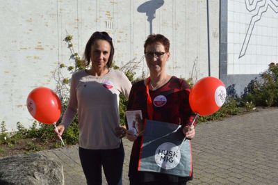 Lykke-Sofie Bech (t.v.) og hendes mor, Tina Bech Jacobsen, har Alzheimers sygdom helt inde på livet og var derfor aktive, da der lørdag var gadeindsamling. Foto: Flemming Thulstrup