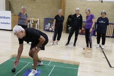 Carl Petersen skyder en kugle af sted i spillet bowls. Bag ham er det (fra venstre) Ella Eskildsen, Henny Jensen, Elisabeth Christensen, Hanna Petersen og Bente Jørgensen. Foto: Henrik Ole Jensen