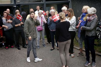 En overvældet Fredrik Bjerrehuus modtager hyldesten. Foto: Flemming Hansen